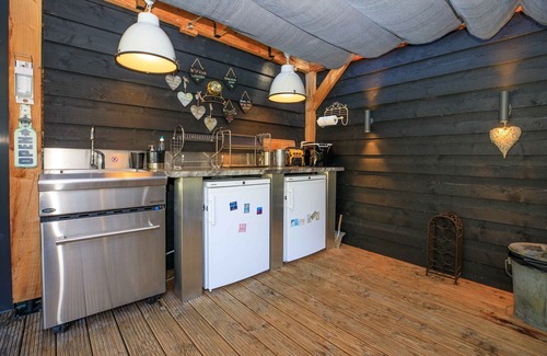 Oud-Loosdrecht Ski Chalet | Nice house to be with spacious garden, only accessible by boat