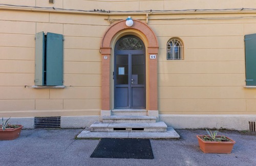 Santo Stefano Apartment | Nice studio apartment perfect for two people, located in a period building without a lift. The apartment is located in a convenient position for any type of stay. Near Giardini Margherita and the Sant'Orsola-Malpighi Hospital, it is also ideal for those