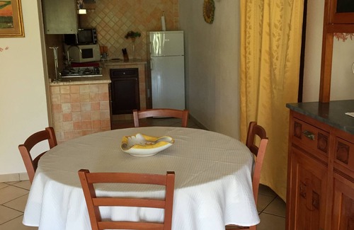 Pula Apartment | Nice two-room apartment with large garden with green lawn and vegetation
