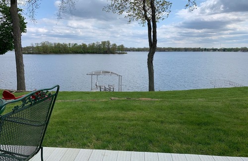 North Webster House | Nicely Appointed, Comfy Cottage ON THE LAKE with Awesome Views - Sleeps 10