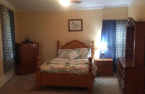 Abingdon House | Nicely Decorated and Cozy Suite in a House