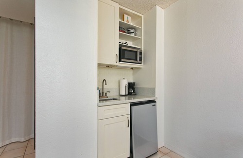 Ala Moana Apartment | Nicely updated Inn on the Park Queen Studio, Near Marina & Fort DeRussy.
