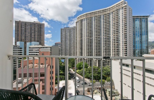 Ala Moana Apartment | Nicely updated Inn on the Park Queen Studio, Near Marina & Fort DeRussy.