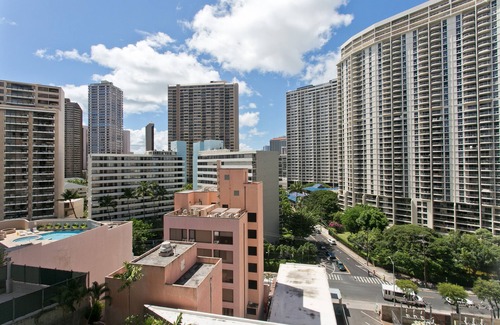 Ala Moana Apartment | Nicely updated Inn on the Park Queen Studio, Near Marina & Fort DeRussy.