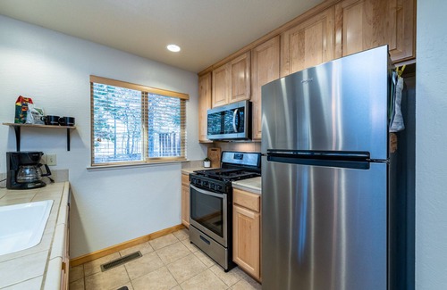 Lake Forest Apartment | Nicely updated Lake Forest Glen end unit townhome