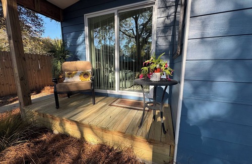 Fort Walton Beach - Destin House | Niceville FL Charming 2-bedroom house with WiFi, AC OUTDOOR kitchen and LR
