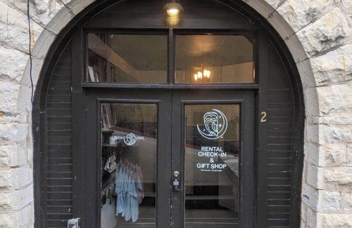 Eureka Springs Historic District Apartment | Night Owl 2E Fun Apartment in Downtown Eureka Springs w/optional paid parking!