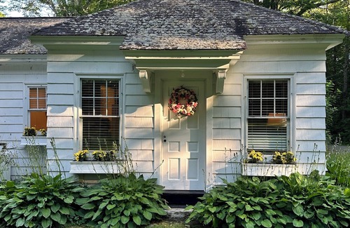 Mount Vernon Cottage | Nightingale Cottage within Historic Former Elizabeth Arden Spa. Belgrade Lakes