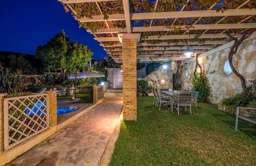 Perivolia Villa | Niko's art Villa in Chania
