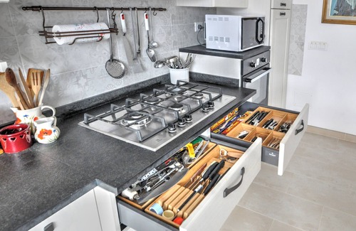 La Spezia Apartment | Nilde's House. 100 sqm elegant, Wifi and air conditioning, close to trains and buses.