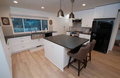 Wellington House | Nine Mile Ranch | 4BR, Views, Office, Fireplace