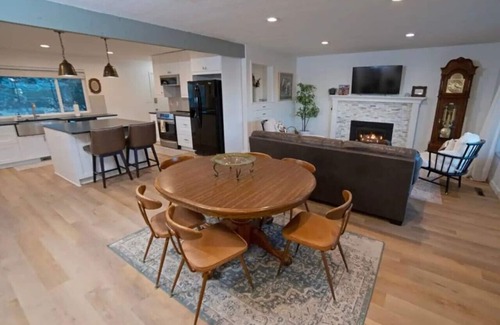 Wellington House | Nine Mile Ranch | 4BR, Views, Office, Fireplace
