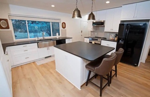 Wellington House | Nine Mile Ranch | 4BR, Views, Office, Fireplace