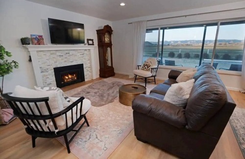 Wellington House | Nine Mile Ranch | 4BR, Views, Office, Fireplace