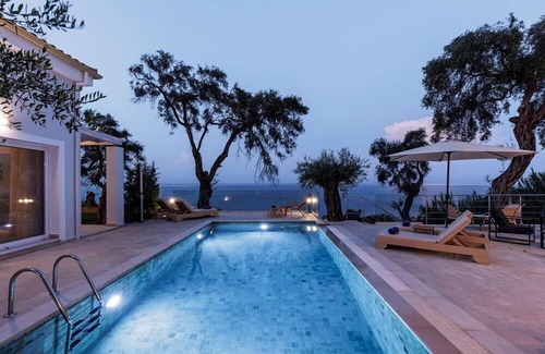 Dafnata Villa | Nisos Villa Blue -Beachfront & Pool