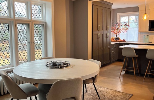 Orange House | NJ Suburban Retreat - Direct train to NYC - Train station half a mile walk!