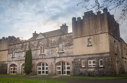 Ballynahinch Cottage | No 4 Old Manor Ballynahinch - sleeps 6 guests in 3 bedrooms