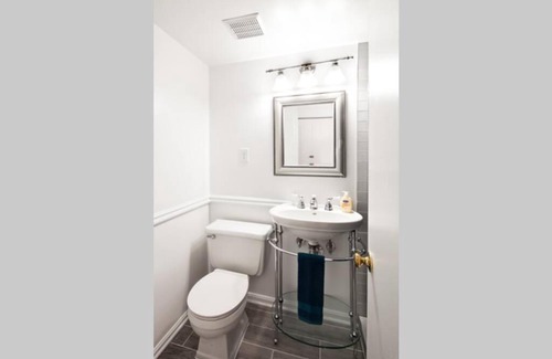 H Street Corridor Apartment | NO EXTRA FEES - THEE ART COLLECTOR, NATIONAL MALL, Hst CAPITAL HILL B