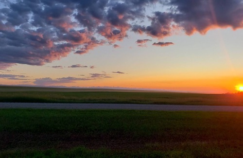 Vulcan County House | No Haul Trailer Vacation with Rockies View