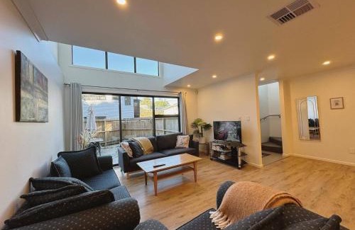 Johnsonville House | NO PARTY ALLOWED, Entire Brand New 3 bedroom townhouse, free unlimited fibre wifi and free parking