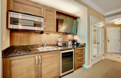 Las Vegas Condo | No Resort Fee ! Balcony Strip View Suite - Pool