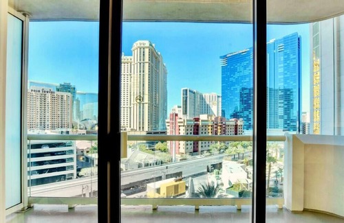 Las Vegas Condo | No Resort Fee ! Balcony Strip View Suite - Pool
