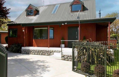 Taupo House | *No Service Fees* Central with Mountain Views