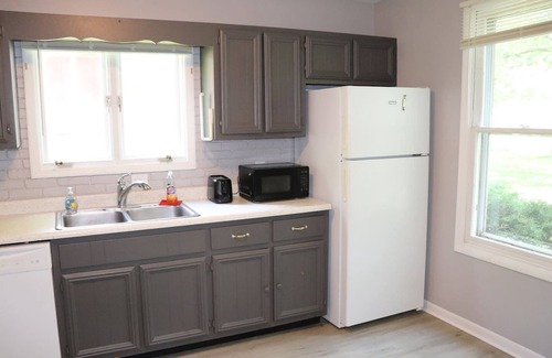 Oswego Apartment | No Stairs Rustic Farmhouse APT King Beds/Fast WIFI