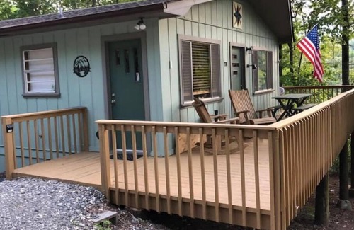 Robbinsville Cabin | No steps and dogs welcomed!
