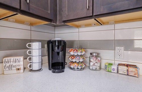 Villa Heights Apartment | NoDa 2Bdr w/2 King beds| Free Parking| Fast-Wi-Fi| Smart TVs| Balcony