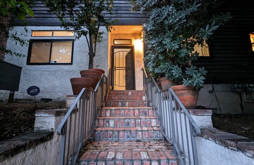 Valley Glen House | NoHo & Universal Studios Home 2 BR/2.5 BA