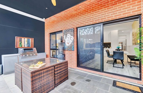 Glenelg North House | Noir Cottage | Glenelg North | 3BR | Netflix| BBQ