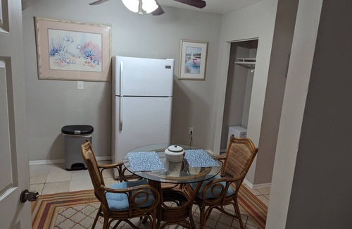 Nokomis Apartment | Nokomis Fl. Walk to Tiki Bars &nVenice &Nokomis Beach &Legacy Trail.