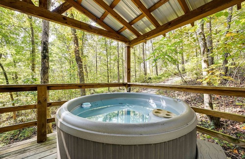 Bee Spring House | Nolin Lake Home w/Hot Tub: 15 Mi to Mammoth Cave!