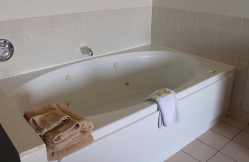 Mount Vernon House | Non-smoking King Jacuzzi Room at FairBridge Inn Express Mt Vernon