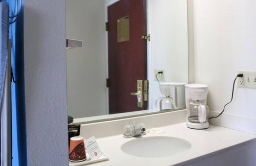 Mount Vernon House | Non-smoking King Jacuzzi Room at FairBridge Inn Express Mt Vernon