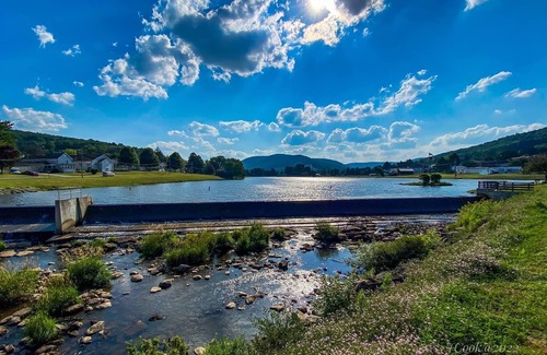Smethport Apartment | Nook apartment with small deck and lake view