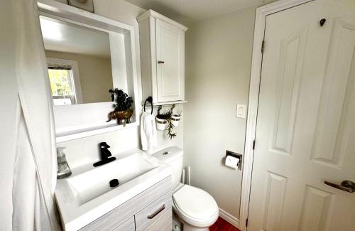 Carleton Place Apartment | NookSide Nest 2 bedroom Upstairs suite King, Queen, Kitchenette, Parking