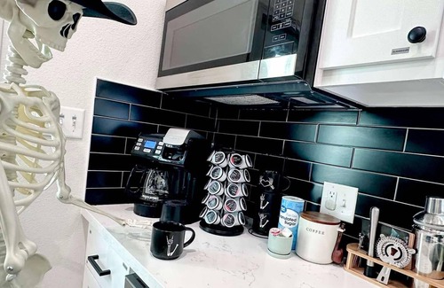 Galveston House | Noon Checkout, Soaking Tub, Sleeps 6