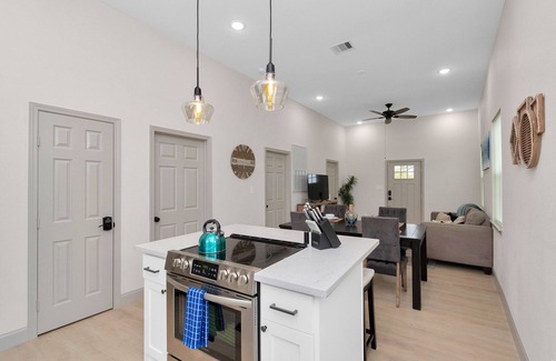Galveston House | Noon Checkout, Soaking Tub, Sleeps 6