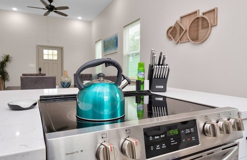 Galveston House | Noon Checkout, Soaking Tub, Sleeps 6