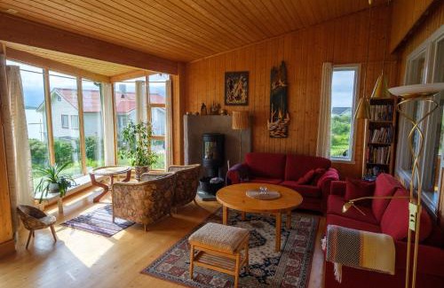 Flakstad House | Nordbo - unik plass med utsikt over Rambergstranda