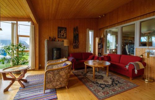 Flakstad House | Nordbo - unik plass med utsikt over Rambergstranda