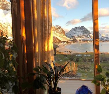 Flakstad House | Nordbo - unik plass med utsikt over Rambergstranda