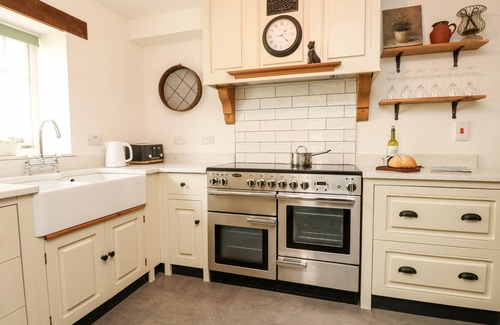 Maiden Newton Cottage | NORDEN HOUSE, pet friendly in Maiden Newton