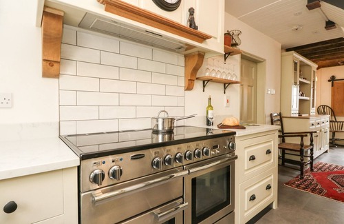 Maiden Newton Cottage | NORDEN HOUSE, pet friendly in Maiden Newton