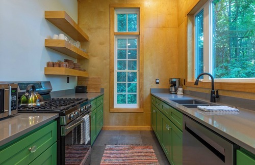 Black Mountain Cottage | Nordic Tiny Cottage - 1 Acre property & walk to Black Mountain