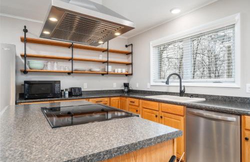 Dardanelle House | Nordins Hillside Meadow View Cabin
