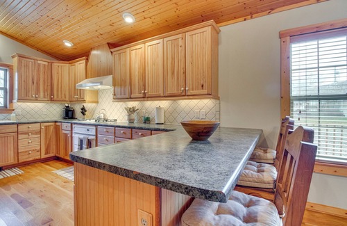 Elizabeth Cabin | Norfork Lake Access: Cabin w/Deck & Water View!