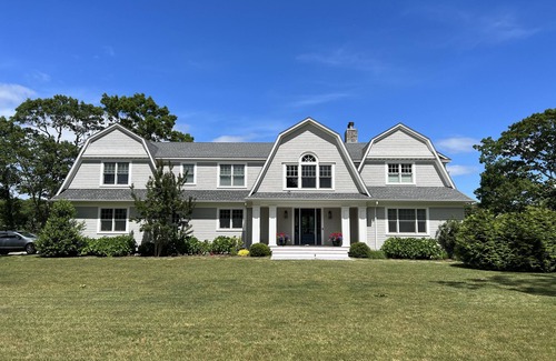 Peconic House | North Fork Waterfront 4-bedroom Home w/Pool & Dock